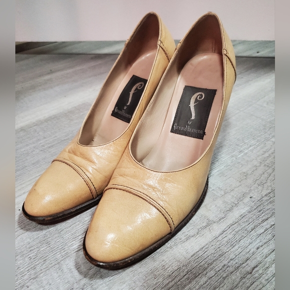 ♥️ 2/$25 Vintage Fortuna Valentino Yellow Leather Heels size 5.5 - Picture 2 of 6